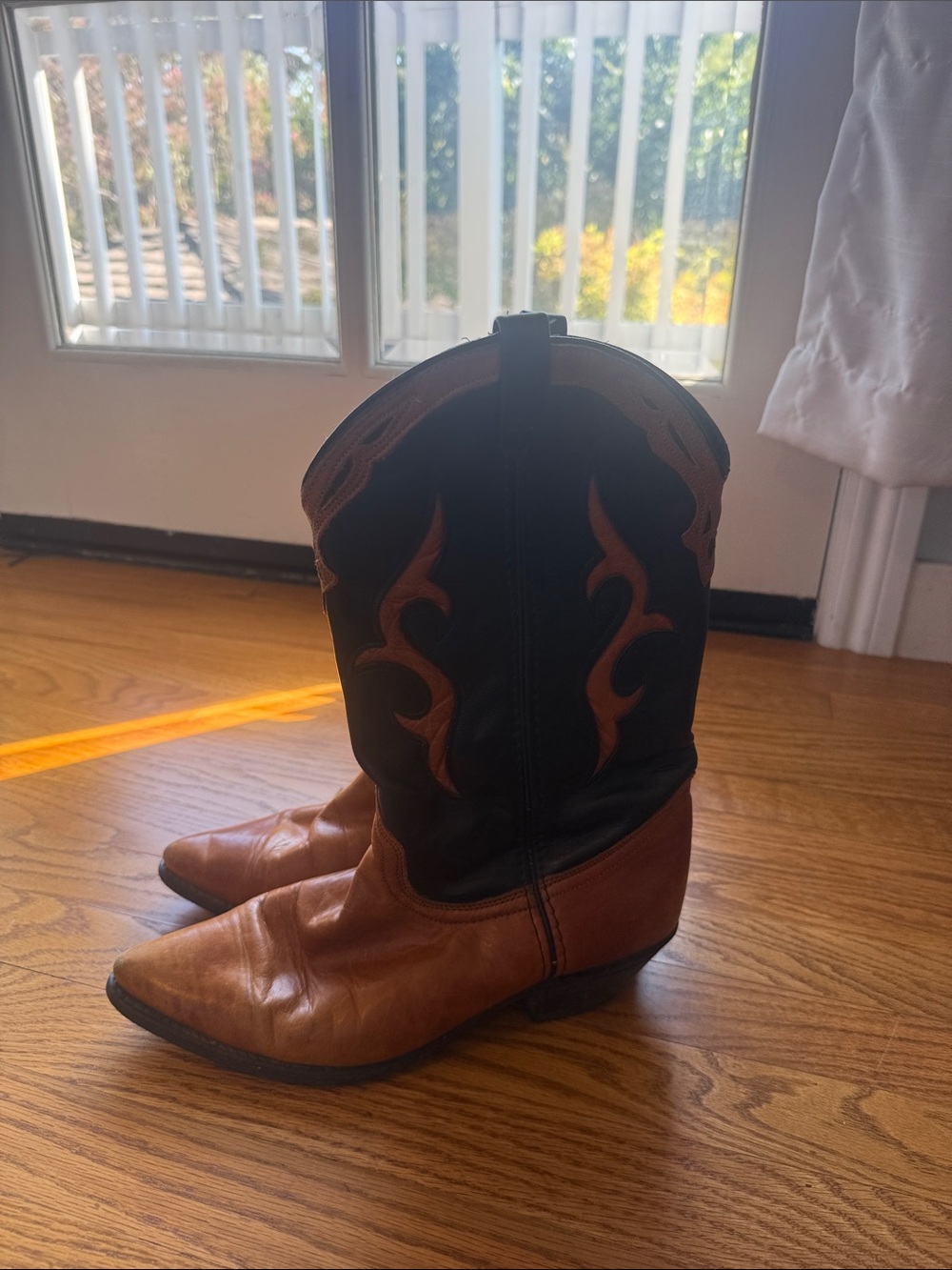 Dingo Two-Tone Brown and Black Western Boots with Flame Inlay - Size 9 M - Picture 3 of 4